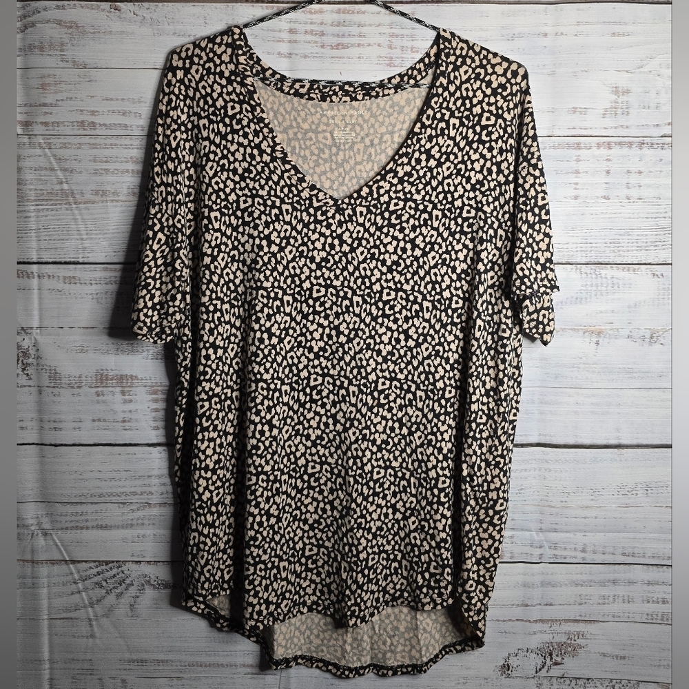 American Eagle Outfitters Black‎ and Cream Leopard Print Tee Size S Loose Fit
